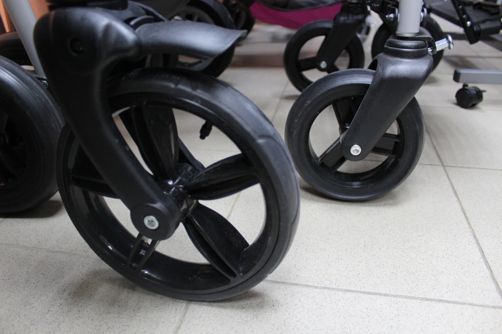 литые колеса коляски для детей с дцп.JPG